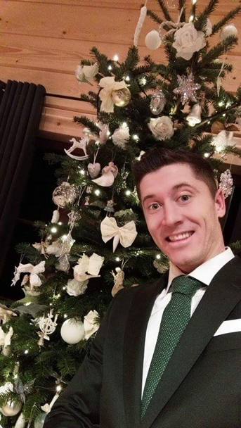 Selfie per Robert Lewandovski, 27 anni, con l&#39;albero di Natale sullo sfondo. 